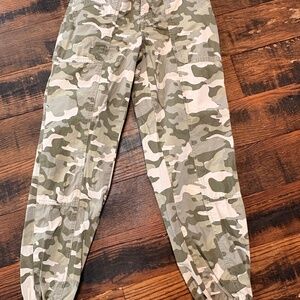 CAMO CARGO ELASTIC ANKLE PANTS SIZE xs